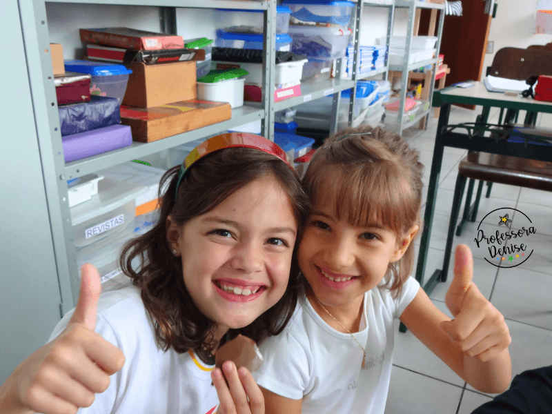 3 atividades fáceis para o dia da criança de sucesso!
2 meninas numa sala de aula sorrindo e dando joinha para a professora.